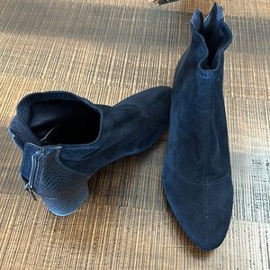 Bandolino Blue suede zip back booties